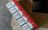 Des paquets de cigarettes de marque contrefaits découvert à Aartselaar, près de Bruxelles,  le 4 août 2021