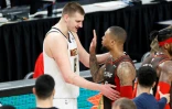 Le pivot serbe des Denver Nuggets, Nikola Jokic, salue Damian Lilliard des Portland Trail Blazers, Ă la fin du 6e match du 1er tour des playoffs NBA, le 3 juin 2021 au Moda Center Ă Portland