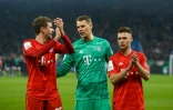 L'attaquant Thomas Müller, le gardien de but Manuel Neuer et le milieu ou défenseur Joshua Kimmich célèbrent leur victoire contre Schalke 04 (1-0) en quart de finale de la Coupe d'Allemagne le 3 mars 2020 à Gelsenkirchen.