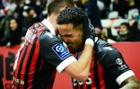 Justin Kluivert (à droite) félicité par son équipier de Nice Morgan Schneiderlin après son but à domicile contre Lens en L1 le 22 décembre 2021