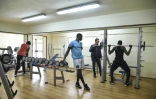 Des migrants de Gambie, du Nigeria, de Gambie, s'entraînent dans une salle de sports, le 6 avril 2017 à Sant'Alessio in Aspromonte, en Calabre