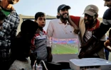 Des déplacés syriens durant la retransmission par vidéo-projecteur d'une rencontre du Mondial-2018 dans un camp situé dans la province de Raqa, le 17 juin