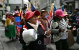 Une femme indigène frappe sur des casseroles lors d'une manifestation contre le gouvernement du président Rodrigo Paz à l'occasion de la Fête des Mères, à La Paz, le 27 mai 2026
