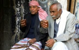 Deux Yéménites prenant le café dans la Vieille ville de Sanaa le 19 novembre 2018