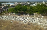 Vue aérienne des nouvelles tombes creusées au cimetière de Maria Canals près de Guayaquil en Equateur, le 12 avril 2020