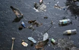 De l'eau polluée et des déchets à Koungou, sur l'archipel de Mayotte, le 22 mai 2023