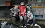 Une scène de famille représentée par des poupées de chiffon à Nagoro au Japon, le 16 mars 2019