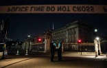 Des policiers montent la garde le 25 août 2017 devant le Palais de Buckingham, entouré d'un périmètre de sécurité après une attaque au couteau contre des policiers