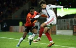 L'attaquant de Lyon Lucas Paquetà (d) à la lutte avec le défenseur lorientais Dango Ouattara, le 4 mars 2022 à Lorient 