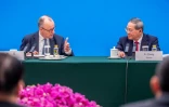 Le chancelier allemand Friedrich Merz (g) et le Premier ministre chinois Li Qiang lors d'une réunion sur les relations économiques sino-allemandes à Pékin, le 25 février 2026