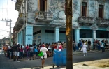 Des Cubains font la queue pour acheter de la nourriture, le 3 mai 2021 à La Havane