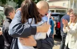 L'opposante Svetlana Tikhanovskaïa serre son mari tout juste libéré de prison dans ses bras, le 21 juin 2025