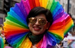 Une personne participant à la Marche des fiertés à Londres