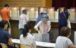 Un bureau de vote à Tokyo le 10 juillet 2016
