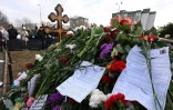 Des bulletins de vote parmi des fleurs sur la tombe du défunt opposant russe Alexeï Navalny au cimetière Borisovo de Moscou, le 17 mars 2024