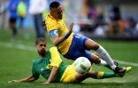 Le Brésilien Neymaraux prises avec le Sud-Africain au Mane Garrincha Stadium le 4 août 2016 à Brasilia