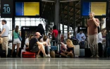 Des voyageurs attendent un train à la Gare du Nord à Paris, le 22 juin 2026, pendant un épisode de canicule en France