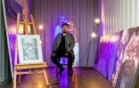 Le caricaturiste chinois Badiucao devant l'une de ses oeuvres intitulée "Light" dans son atelier de Melbourne, le 28 mai 2019 en Australie