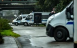 Véhicules de police garés mardi 2 octobre 2018 lors de la perquisition au "Centre Zahra France" à Grande-Synthe, près de Dunkerque