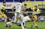 Le demi d'ouverture de Clermont, Camille Lopez, tente d'échapper au plaquage du pilier montpelliérain Grégory Fichten, lors de leur match de Top 14, le 4 décembre 2020 au stade Michelin à Clermont-Ferrand