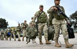 Des soldats montent la garde autour du matériel électoral à Lima avant le second tour de l'élection présidentielle du 7 juin 2026