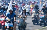 Des passionnés de Vespa du monde entier participent à la parade des Vespa World Days, marquant le 80e anniversaire de la célèbre marque italienne de scooters, le 27 juin 2026 à Rome 