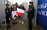 Les forces de sécurité russes contrôlent l'accès au camp de base des Bleus à Istra, le 12 juin 2018