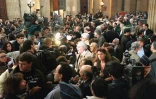 Les journalistes affluent dans la salle des pas perdus du Palais de justice de Bordeaux à l'annonce de la condamnation de Maurice Papon, le 2 avril 1998