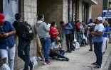 Des migrants font la queue pour entrer dans un refuge à San Antonio, le 29 juin 2022 au Texas
