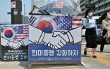 Des affiches vantent la force de l'alliance entre la Corée du Sud et les Etats-Unis  avant l'arrivée du président américain Joe Biden, le 20 mai 2022 à Séoul