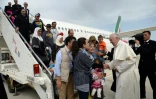 Le Pape François ramène à Rome trois familles musulmanes syriennes dans son avion, après une visite dans le camp de migrant de l'île grecque de Lesbos le 16 avril 2016