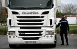 Une référente Sûreté du groupement de gendarmerie de Haute-Garonne vérifie le réservoir d'un camion de la compagnie de transport C'Express, le 16 mars 2022 à Castelnau-d'Estrétefonds, près de Toulouse