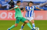 Le milieu colombien du Real Madrid, James Rodriguez (g), aux prises avec son homologue de la Real Sociedad, Igor Zubeldia, lors du match de Liga, Ă San Sebastian, le 21 juin 2020