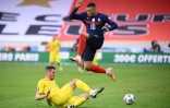 L'attaquant de l'équipe de France, Kylian Mbappé, saute pour éviter le tacle d'un défenseur ukrainien, lors du match qualificatif pour la Coupe du monde 2022, le 24 mars 2021 au Stade de France à Saint-Denis