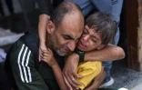 Un enfant palestinien qui a perdu des proches dans des bombardements israéliens est réconforté dans un hôpital de la ville de Gaza, le 4 juillet 2024
