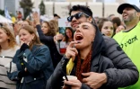 Une foule d'Israéliens rassemblés sur la place des otages à Tel-Aviv célèbrent la libération de quatre soldates israéliennes otages remises à la Croix-Rouge à Gaza, le 25 janvier 2025   