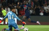 L'attaquant parisien Randal Kolo Muani croise trop sa frappe devant le gardien de Gérone Paulo Gazzaniga, le 18 septembre 2024 au Parc des Princes