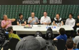 Le président de Chapecoense Ivan Tozzo (3e à gauche) en conférence de presse à l'Arena Conda de Chapeco, le 5 décembre 2016