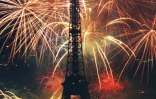 Après un Nouvel An 2016 a minima dans la foulée des attentats du 13 novembre, Paris est de nouveau une fête: un demi-million de personnes sont attendues samedi soir sur les Champs-Elysées. Photo de la Tour Eiffel sous les feux d'artifice le 14 juillet 2000