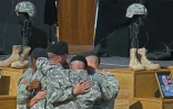 Des soldats américains se recueillent au mémorial des soldats tombés au combat à Fort Hood, le 10 novembre 2009 au Texas, lors d'une cérémonie en hommage aux 13 victimes tuées lors d’une fusillade perpétrée le 5 novembre par Nidal Hasan sur la base militaire