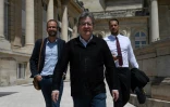 Le leader de la coalition de gauche Nupes (Nouvelle Union populaire écologique et sociale) et leader de La France insoumise (LFI) Jean-Luc Mélenchon (C) quitte l'Assemblée nationale française à Paris, le 21 juin 2022