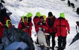 Des touristes se font photographier avec des manchots sur l'île de Shetland du Sud, en Antarctique, le 8 novembre 2019