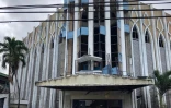 Photo fournie par l'armée philippine le 27 janvier 2019 montrant des soldats devant la cathédrale de Jolo après un double attentat