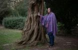 La sorcière Angela Barker, lectrice de tarot et de boule de cristal, le 16 janvier 2024 à Woodthorpe Grange Park, un lieu chargé pour elle de spiritualité, à Nottingham, dans le centre de l'Angleterre