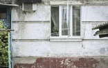 Une femme à sa fenêtre dans la ville ukrainienne de Lyssytchansk, le 26 mai 2022 