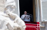 Le pape François s'adresse à la foule place Saint-Pierre, le 31 mai 2020 au Vatican
