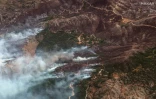 Image satellite diffusée le 25 juillet 2023 par Maxar Technologies montrant les feux de forêt sur l'île de Corfou, en Grèce