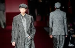 Deux mannequins portant des casquettes gavroche défilent pour Dolce & Gabbana à Milan, le 18 janvier 2025