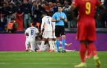 Les joueurs de l'équipe de France euphoriques sur le but de Theo Hernandez (au sol) buteur décisif contre la Belgique en Ligue des nations à Turin, le 7 octobre 2021 