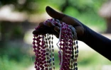 Des objets en perle que vend Lily Atong le 5 décembre 2016 à Gulu en Ouganda